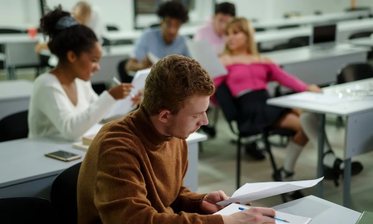 Gobierno de Trump fija nuevos límites de estadía para estudiantes y periodistas extranjeros