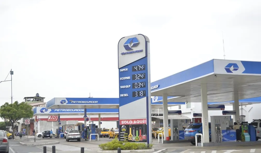 Baja en la gasolina súper: en estos precios se vende en Guayaquil y Quito