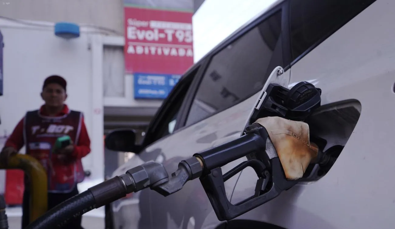 Noboa reforma el sistema de fijación del precio de la gasolina en Ecuador para reducir el impacto de la volatilidad internacional