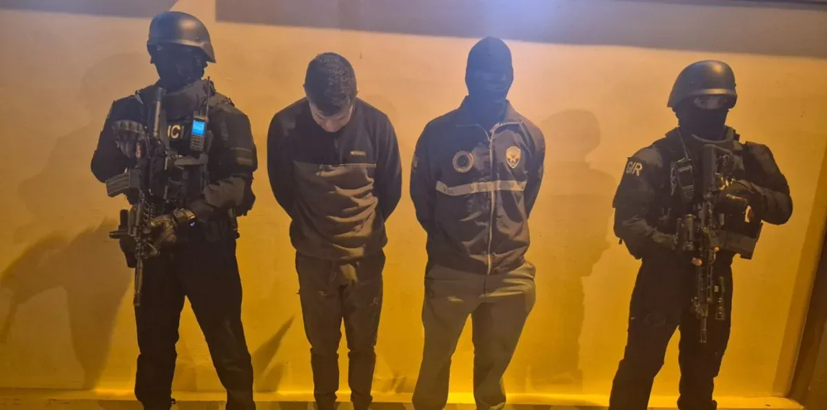 Red de tráfico de migrantes operaba con policía activo y exfuncionaria de Migración de Ecuador