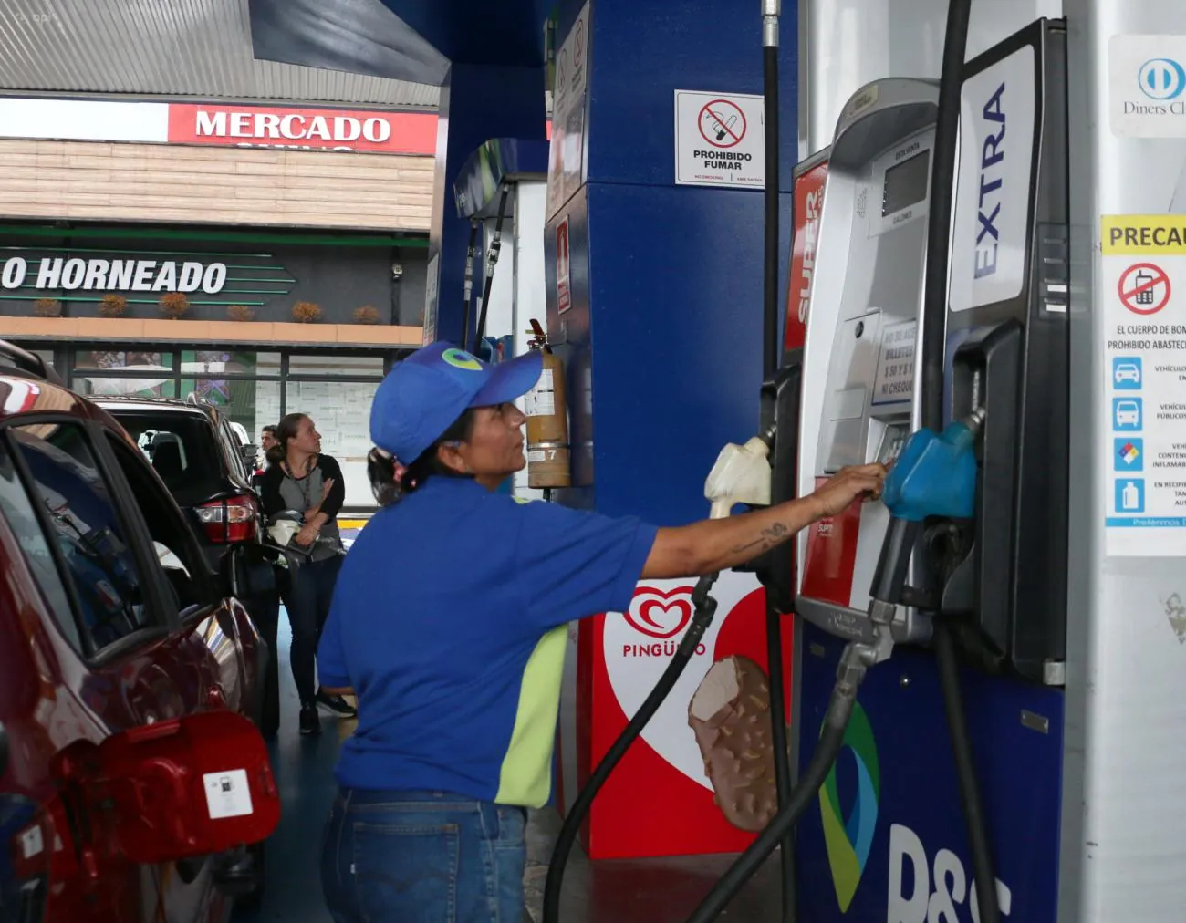 ¿Qué cambia en la fórmula que fija el precio de la gasolina en Ecuador con el nuevo decreto?