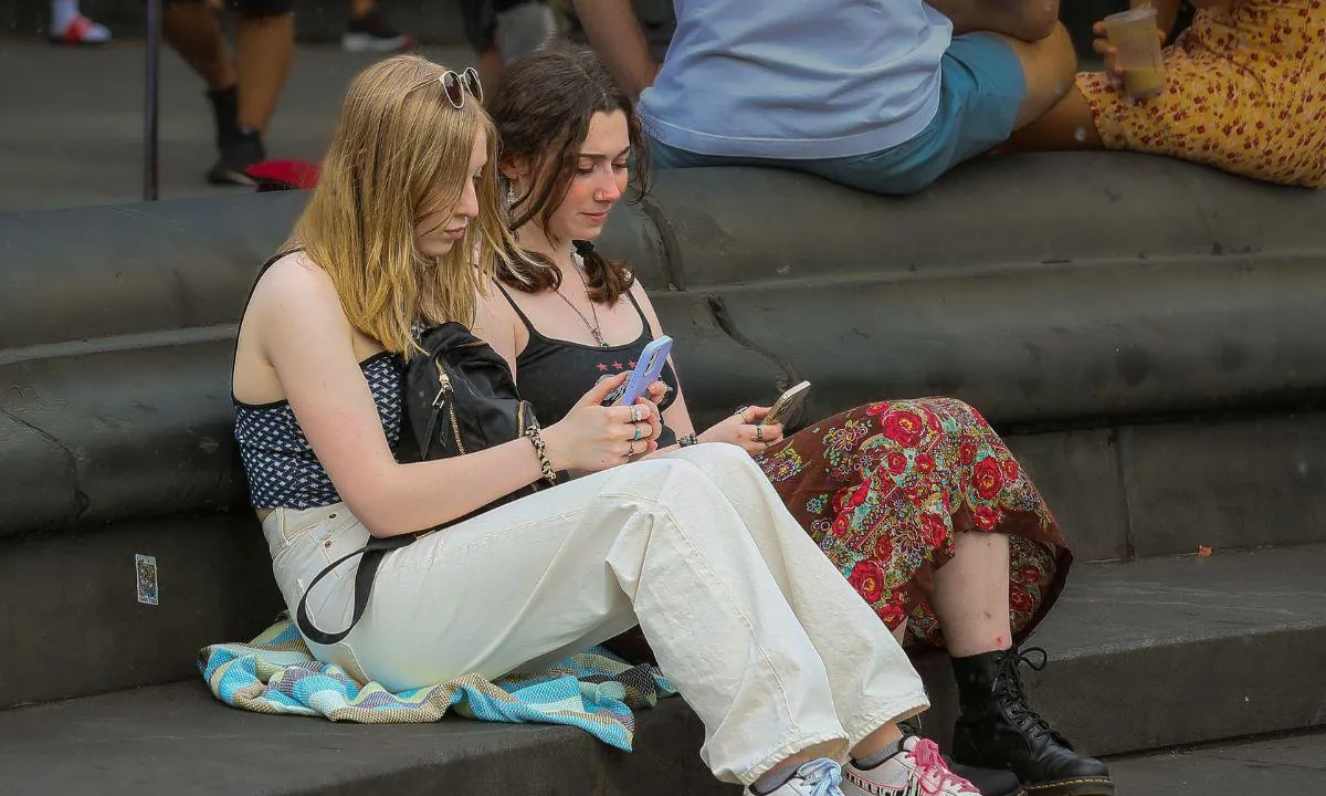 Francia aprueba prohibición de redes sociales para menores de 15 años