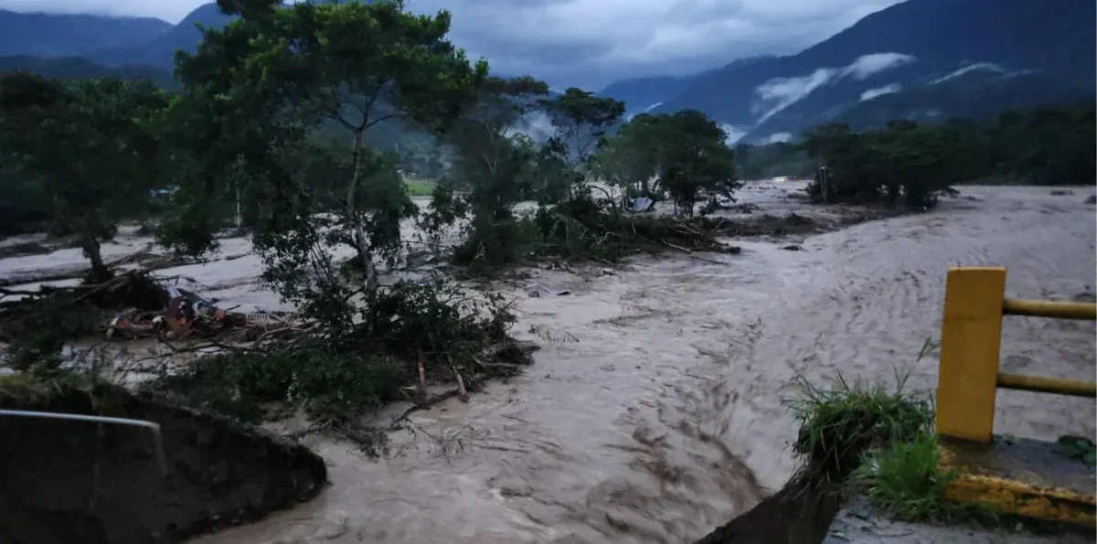 Desbordamiento del río Zamora deja 48 personas rescatadas y daños en Zamora Chinchipe