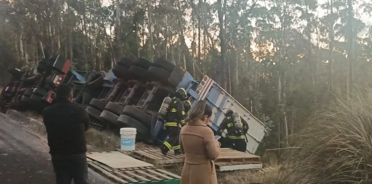 Tráiler volcado en la avenida Simón Bolívar: estado del tráfico en El Troje