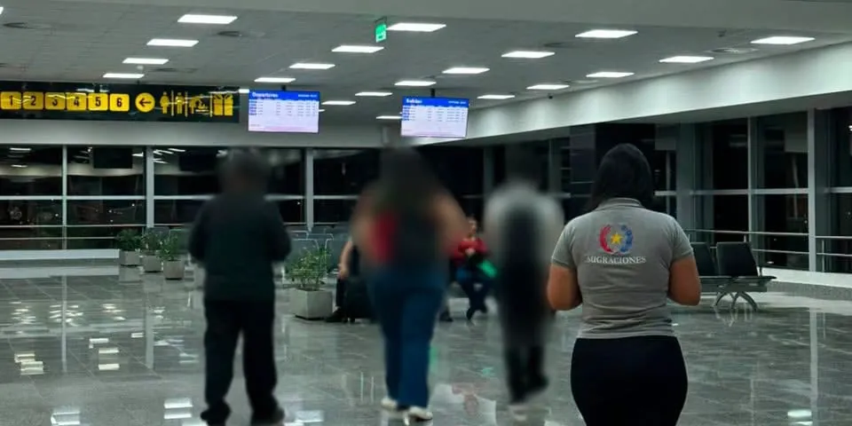 La razón para que 25 migrantes ecuatorianos lleguen a Paraguay tras ser retirados de EE. UU.