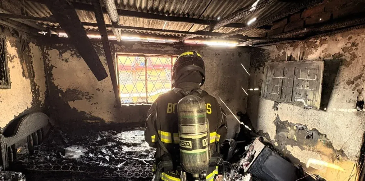 Incendio en bodega de plásticos movilizó a 37 bomberos en el sur de Quito