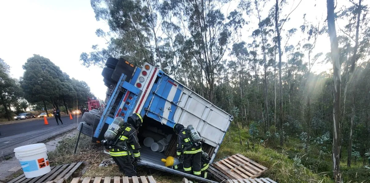 Tráiler vuelca tras chocar contra un poste en la avenida Simón Bolívar, en Quito; hay cierres viales