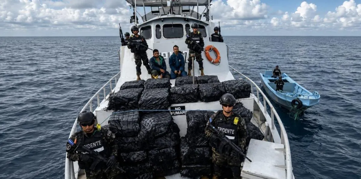Dos ecuatorianos detenidos en un barco que transportaba droga en aguas de El Salvador