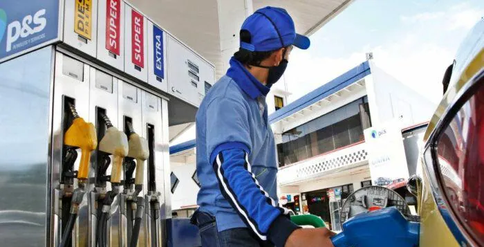 Precios de combustibles bajan en Ecuador a partir de este domingo