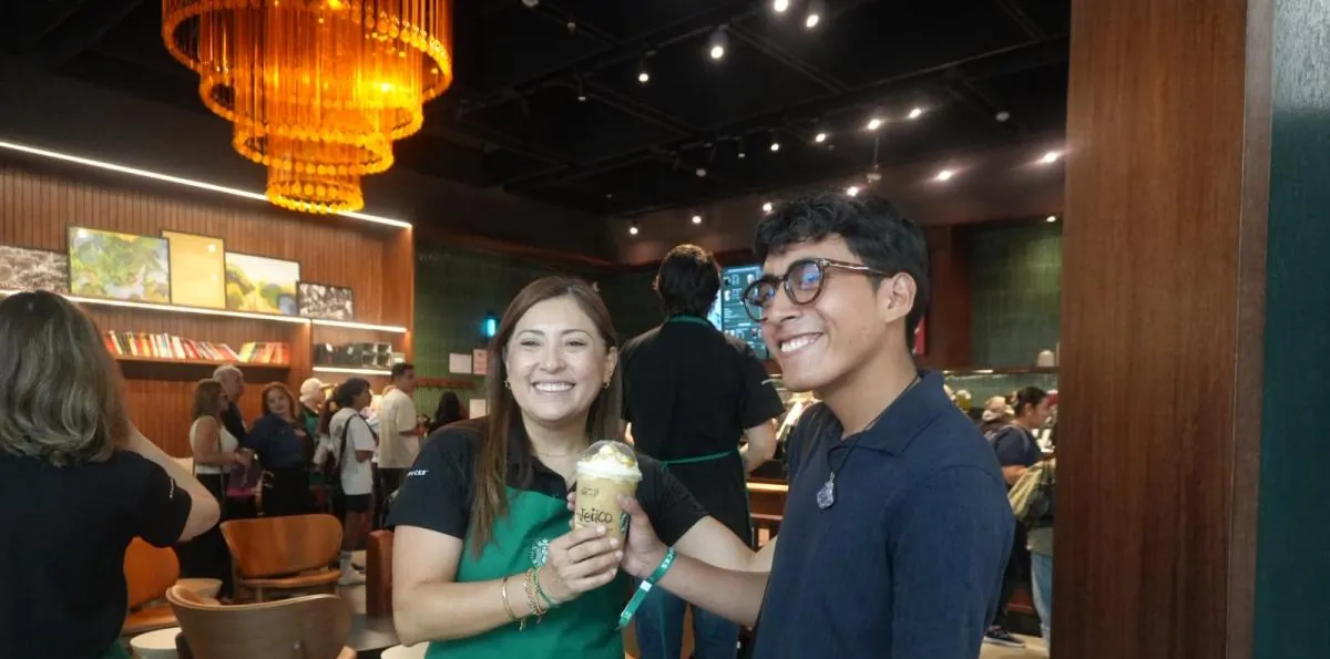 Joven quiteño madruga por tercera vez para ser el primer cliente de un local de Starbucks en Ecuador