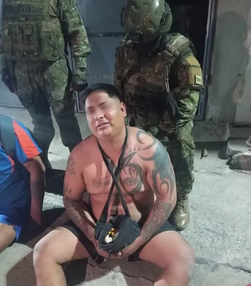 Alias ‘Pan de Piña’ intentó evadir la acción militar lanzándose por escalera, dice Ejército sobre captura de miembro de Chone Killers