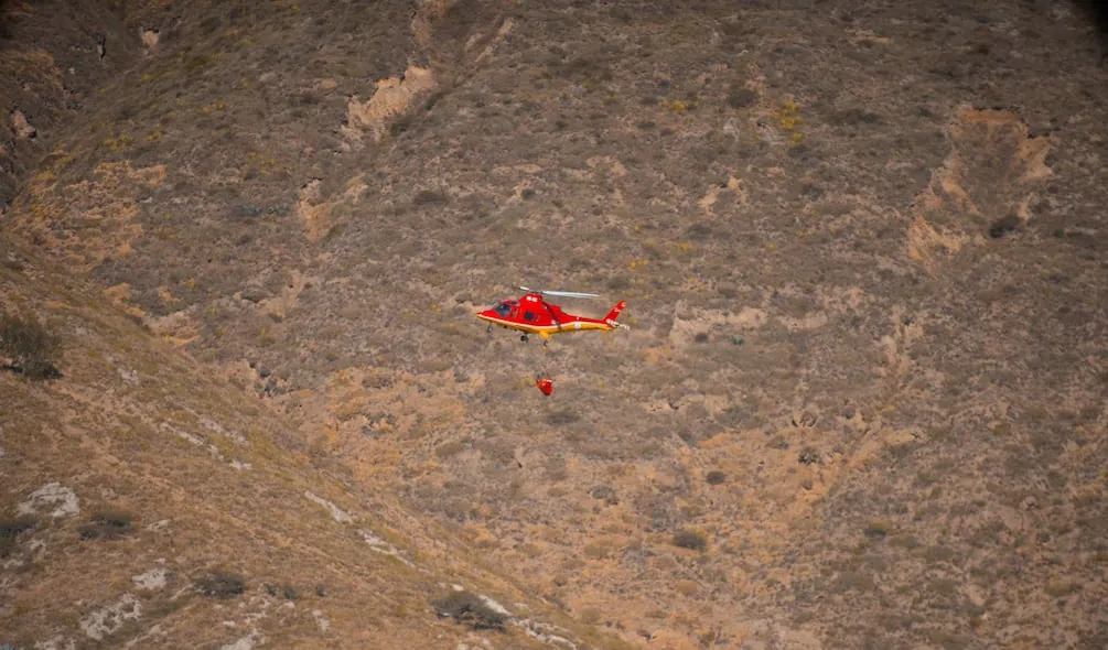 Bomberos y FAE refuerzan desde el aire combate de incendios en Tanlahua y Pululahua
