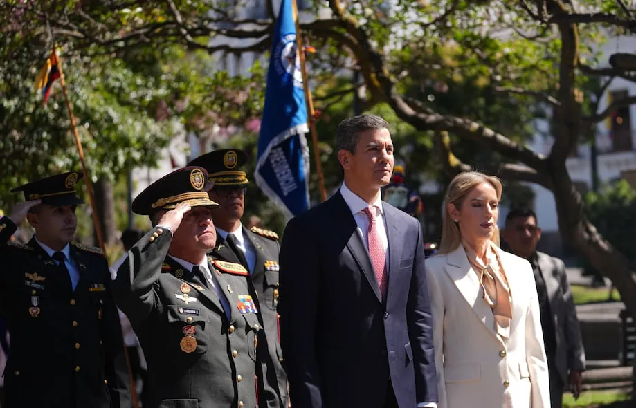 Presidente Santiago Peña entrega ofrenda floral y se reúne con Daniel Noboa en el Palacio de Carondelet