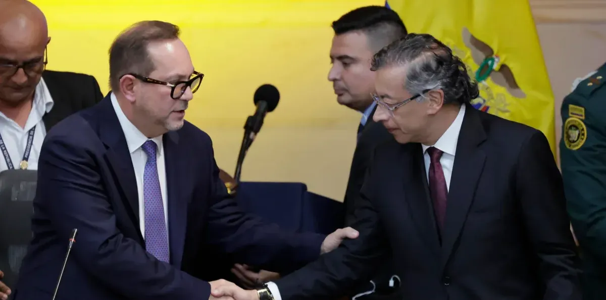 Primer revés para De La Espriella: inédita alianza entre Petro y Uribe en el legislativo colombiano