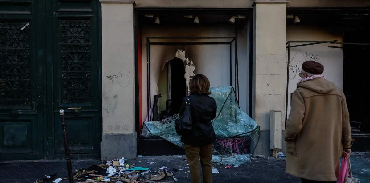 Francia establece toques de queda parciales y medidas de apoyo a los comerciantes