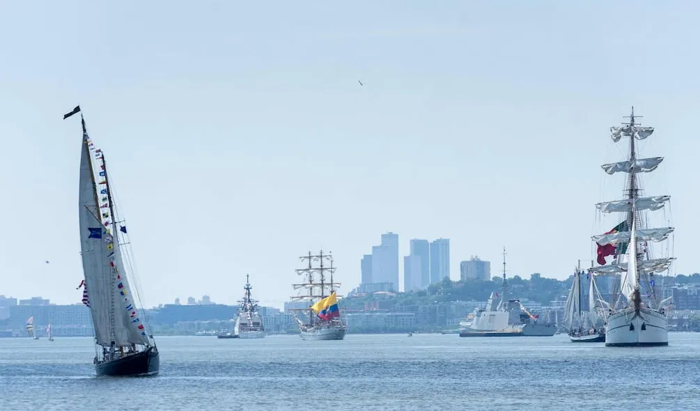 Buque Escuela Guayas se sumó a desfile náutico en Nueva York por los 250 años de Estados Unidos