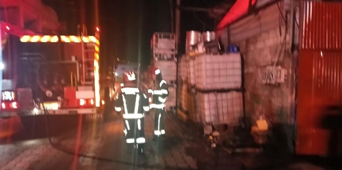 Bomberos controlan incendio en una bodega de plásticos en el sur de Quito