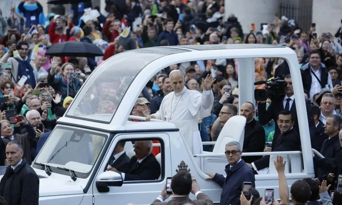 El papa León XIV vuelve a subir al papamóvil tras su operación