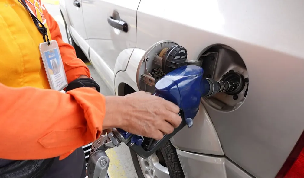 Nuevo ajuste en combustibles: reforma permitirá que bajen precios de gasolina este mes