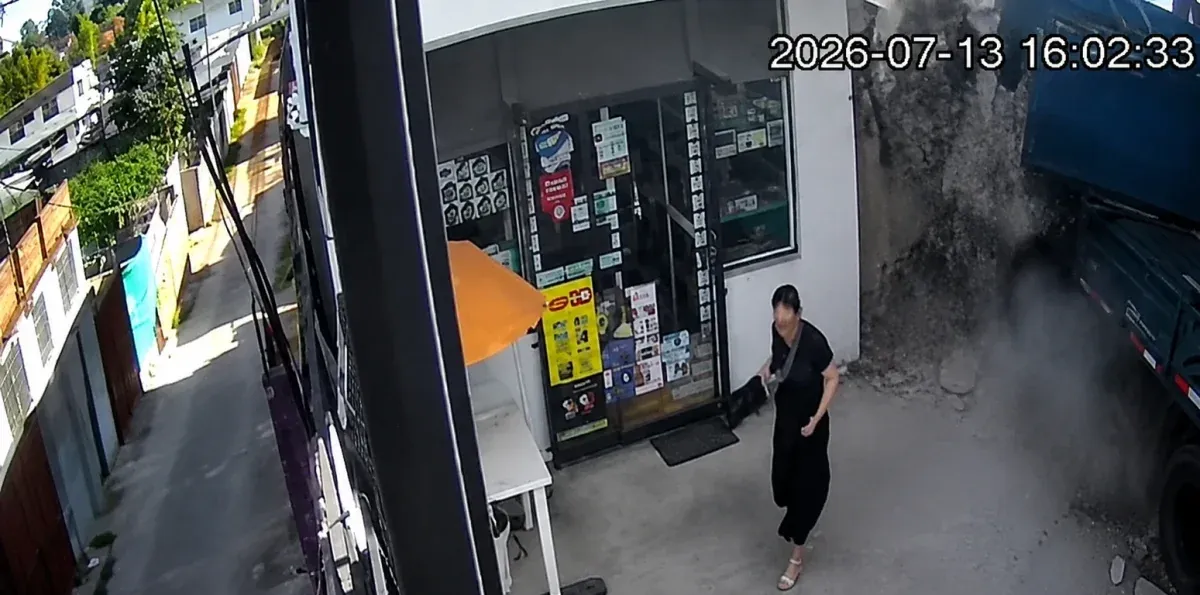 Video: Mujer se salva por segundos tras choque de un camión contra una vivienda en Puembo