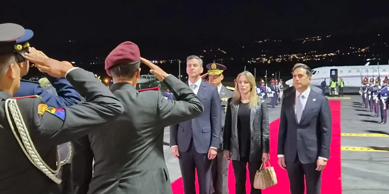 Santiago Peña, presidente de Paraguay, llega a Ecuador