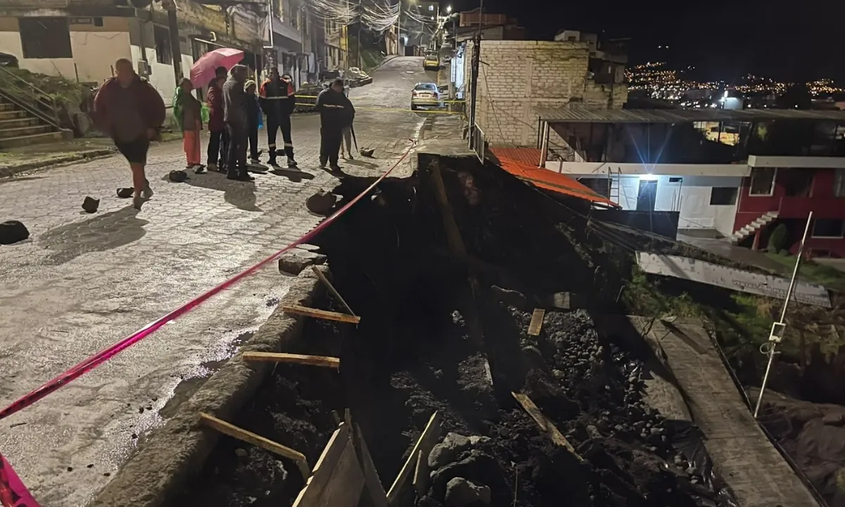 Las lluvias en el sur de Quito causaron el colapso de un muro y afectaciones en una vivienda