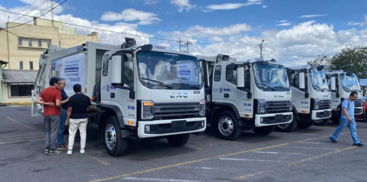 Municipio de Quito compró camiones de basura con problemas en frenos y menor capacidad de carga, revela informe de Contraloría