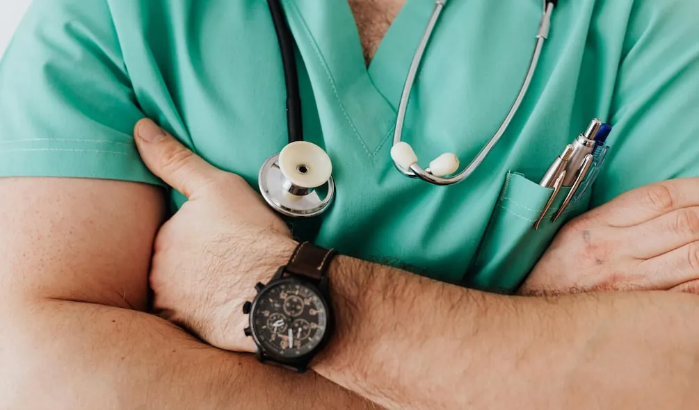 Médico es condenado a seis años y ocho meses de prisión por abuso sexual en Loja