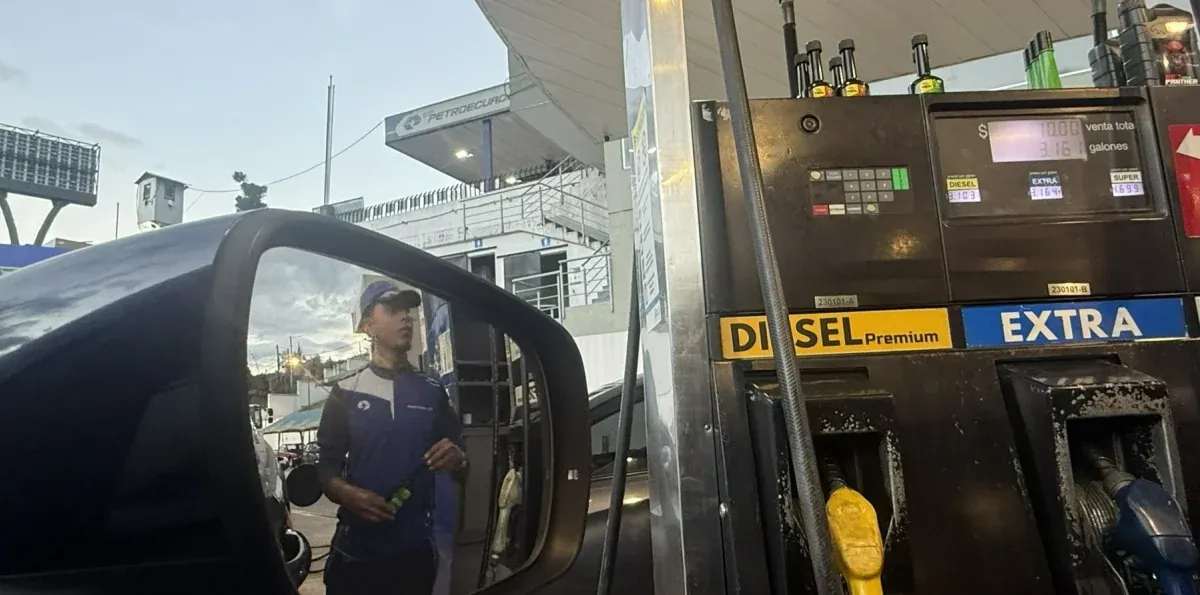 Gasolinas extra, ecopaís y diésel bajarán desde el 12 de julio en Ecuador: ¿cuánto costará el galón?