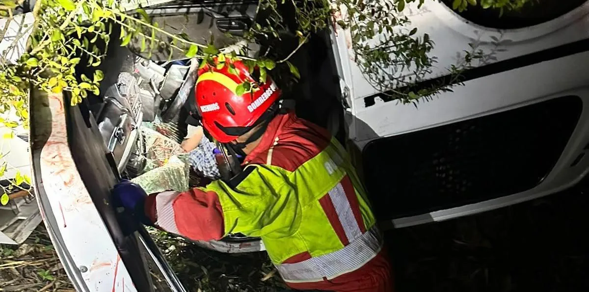 Accidente en Alangasí: un carro cayó a una quebrada y dejó tres heridos