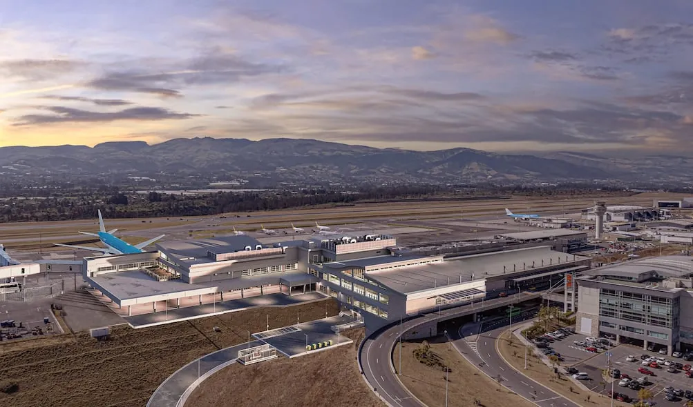Aeropuerto de Quito retoma operaciones luego del cierre temporal por daños en la pista