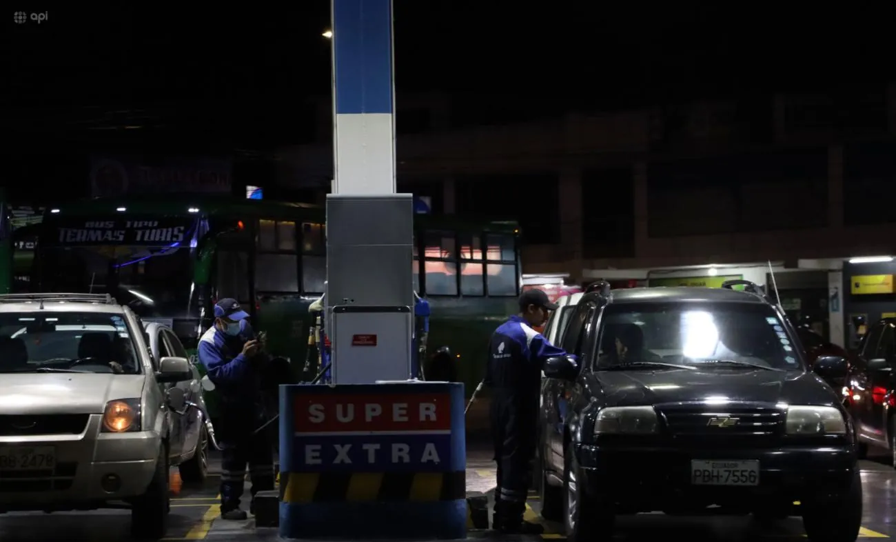Gobierno confirma baja de 5 centavos en las gasolinas y explica cómo funcionará la nueva fórmula en Ecuador