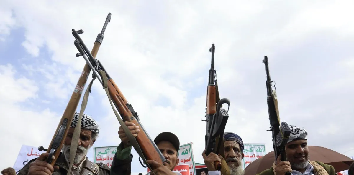 Guerra en Irán: Rebeldes hutíes atacan barcos en el mar Rojo y abren nuevo frente de guerra en esta vía vital para el comercio mundial