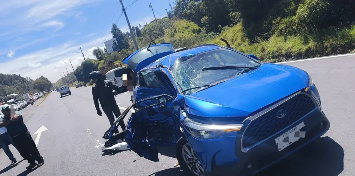 Choque en la avenida Simón Bolívar deja seis heridos y provoca cierre vial en el sur de Quito