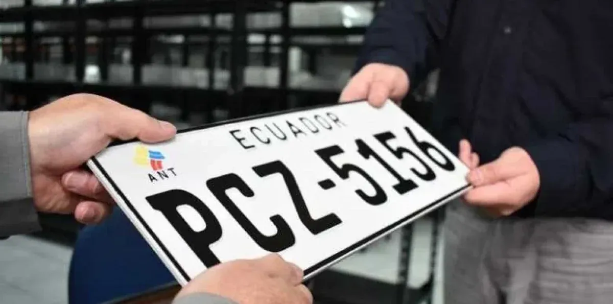 AMT entrega 8.715 placas metálicas en Quito: consulta si la tuya ya está disponible