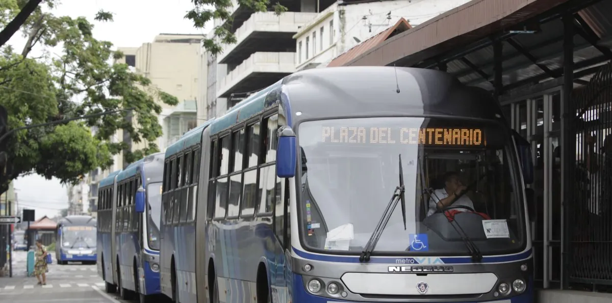 Hombre cae a la calzada cuando intentaba subir a la Metrovía en el centro de Guayaquil