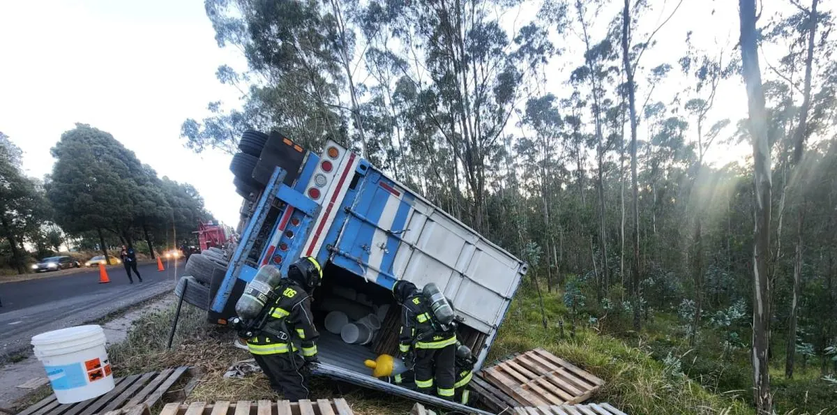Accidente de tránsito en Quito: Tráiler se volcó en la avenida Simón Bolívar, sector El Troje