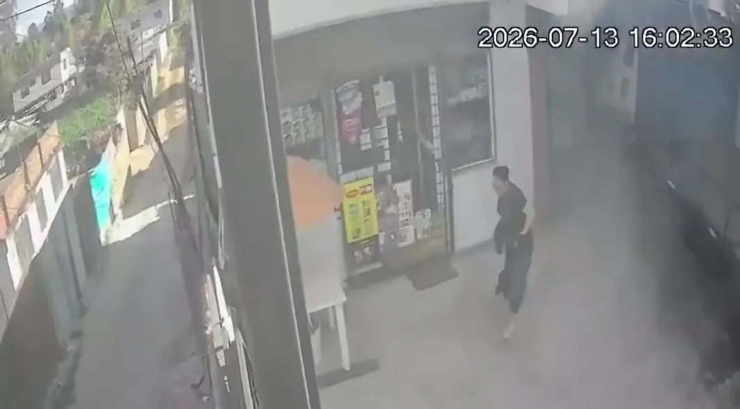 Una mujer se salva de ser impactada por un camión en Puembo