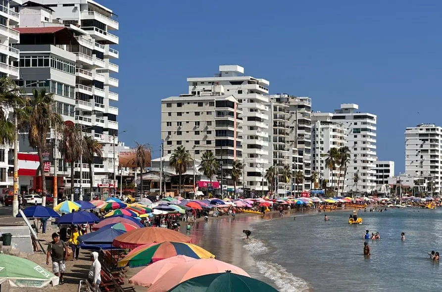 Feriado del 10 de agosto: servicios turísticos en Ecuador contarán con tarifa preferencial de IVA del 8 %