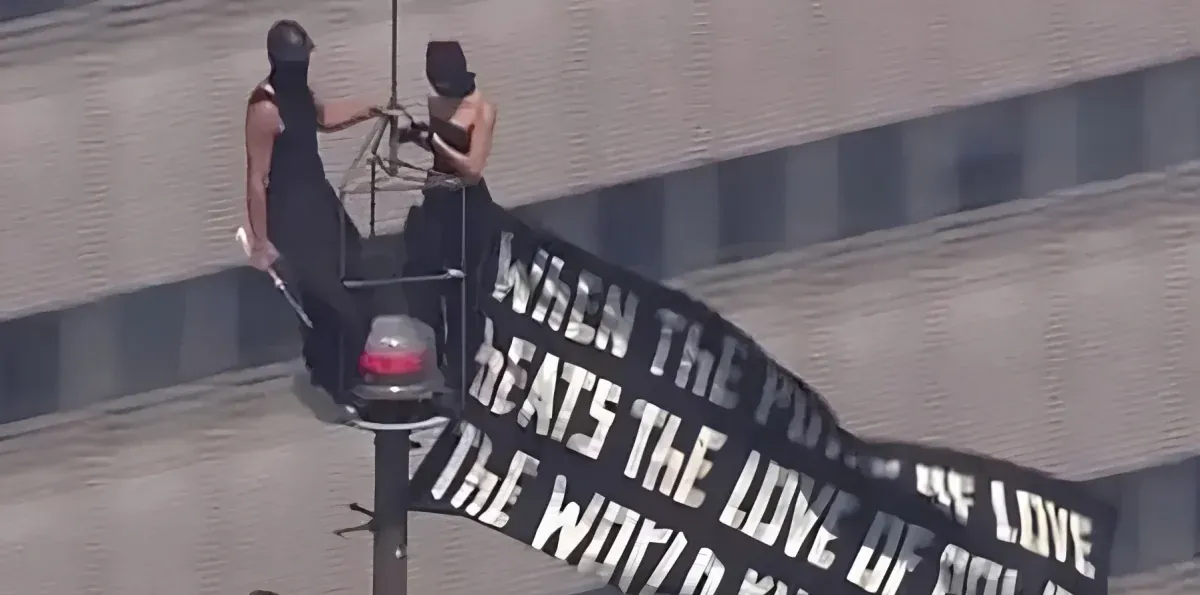 Escaladores conquistan el Empire State, dejan mensaje de amor… y terminan comprometidos y detenidos
