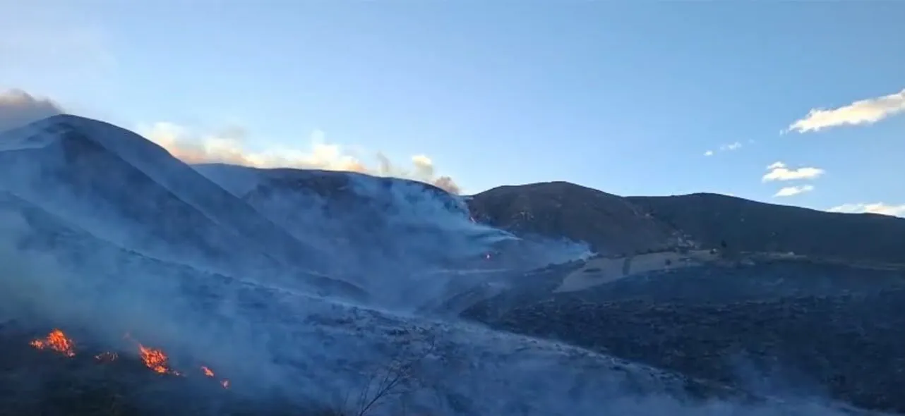 Dos incendios simultáneos afectan a Rayocucho y Tanlahua en Pichincha