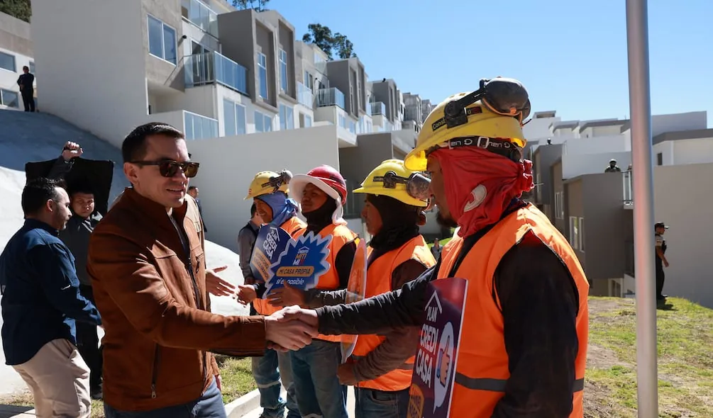 Daniel Noboa recorrió proyecto habitacional que prevé entregar 135 viviendas en Conocoto