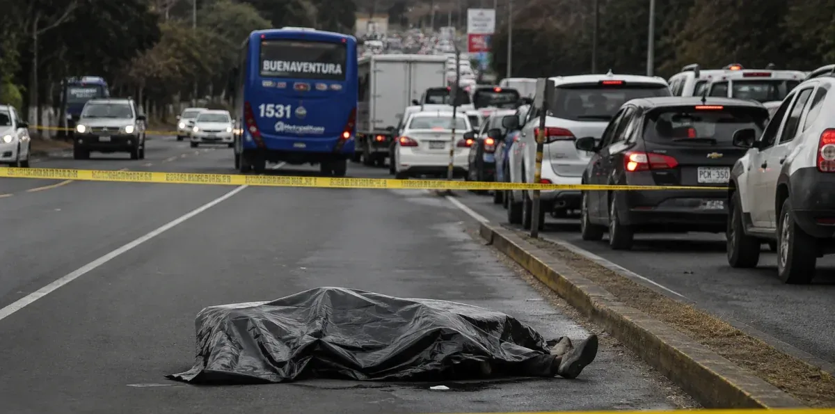 Investigan muerte de un hombre hallado con ocho impactos de bala en Quito. Hay cierres viales
