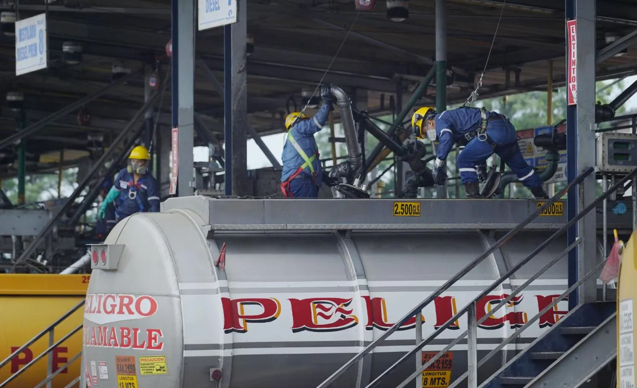 Precio de las gasolinas volverá a bajar en agosto en Ecuador, anuncia Noboa