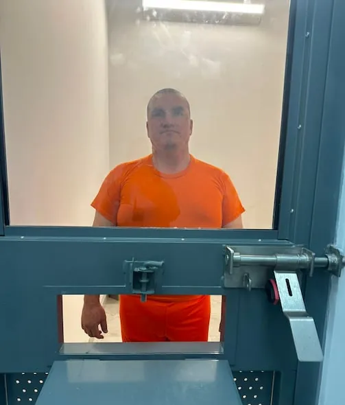 Ministro del Interior muestra primeras imágenes del exalcalde de Camilo Ponce Enríquez en la cárcel del Encuentro
