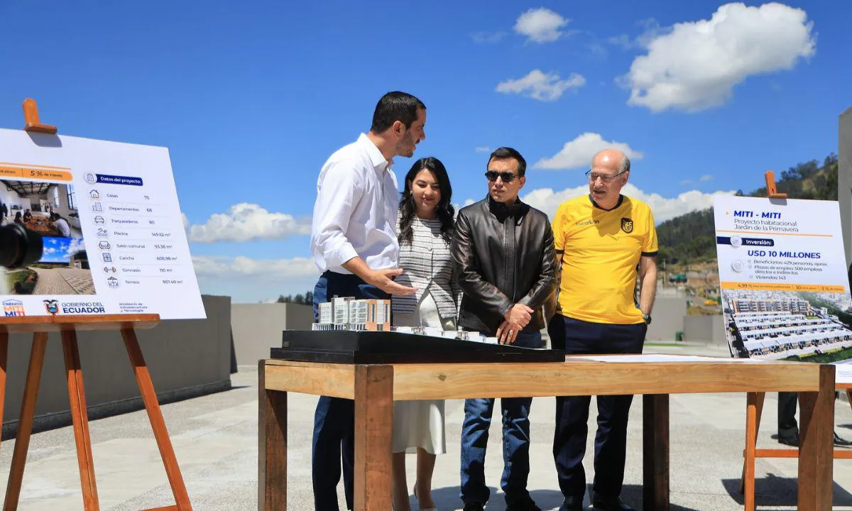 Daniel Noboa entrega más de 100 viviendas en Quito con el programa Miti-Miti