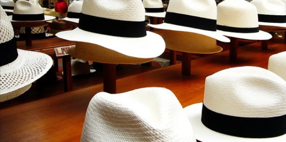 Sombreros de paja toquilla y camarón, entre los productos emblemáticos de Ecuador perjudicados con la tasa de 10% de Estados Unidos