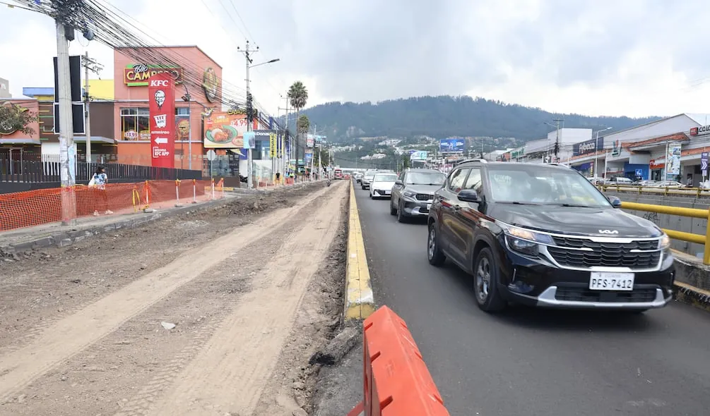 Cierres viales en la avenida Oswaldo Guayasamín por instalación de dispositivos de tránsito