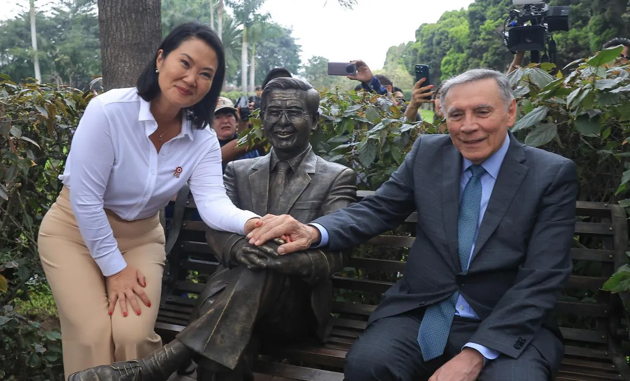 Keiko Fujimori y Jamil Mahuad visitan tumba de Alberto Fujimori