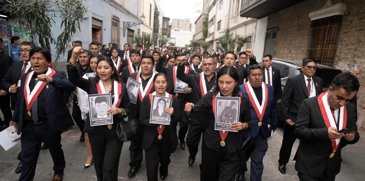 Tensión en el Congreso de Perú: la izquierda abandona la toma de posesión de Fujimori